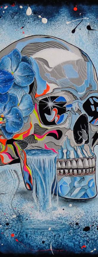 Essence du Verseau, collection ASTRALIS : crâne bleu argent aux orchidées, eau ruisselante et constellations, acrylique sur toile
