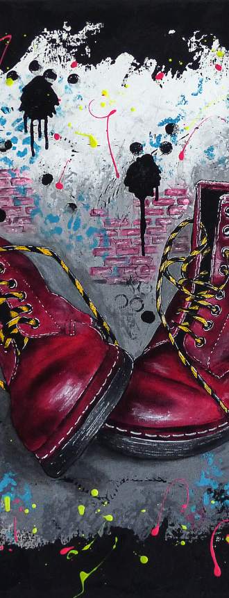Rebelles bordeaux, collection NOSTALGIA : paire de bottines bordeaux à lacets jaunes sur un mur taggé, acrylique sur toile